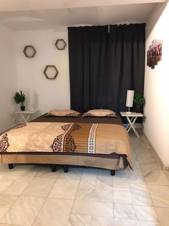 Large Apartment City Centre ブカレスト エクステリア 写真