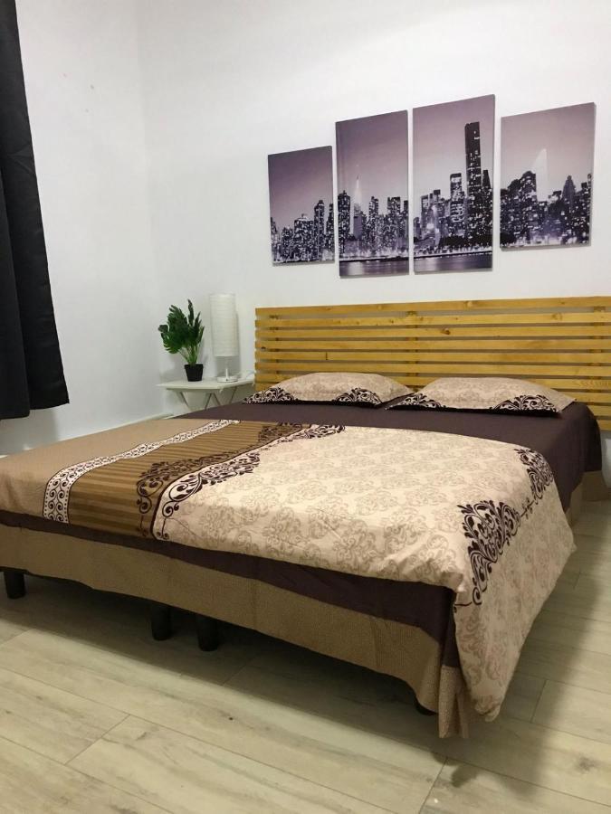 Large Apartment City Centre ブカレスト エクステリア 写真