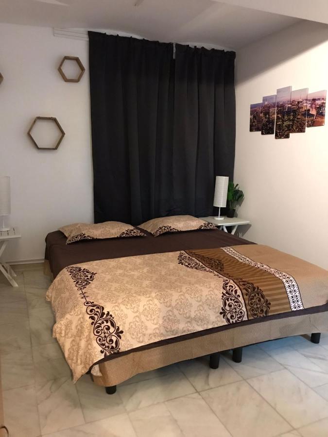 Large Apartment City Centre ブカレスト エクステリア 写真